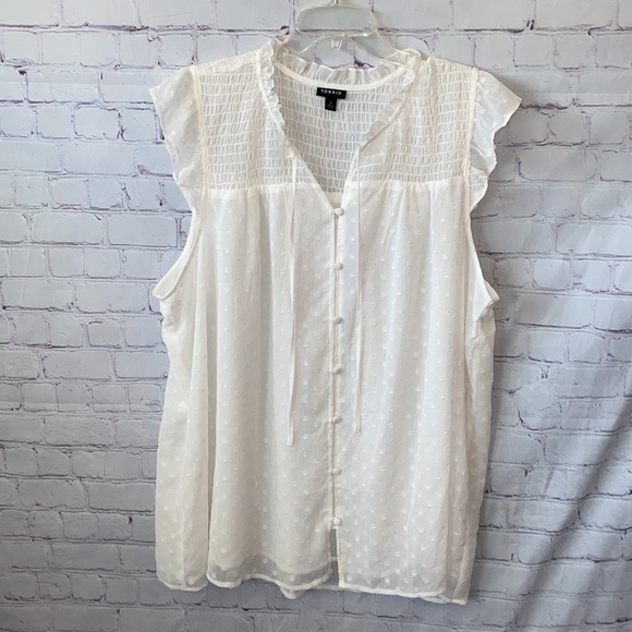 ✨Torrid White Top Size 1 - Picture 1 of 4